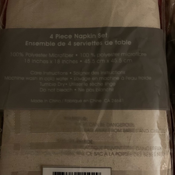 12 Elegance Napkins and 12 Silver plated Napkin Rings - Picture 4 of 7